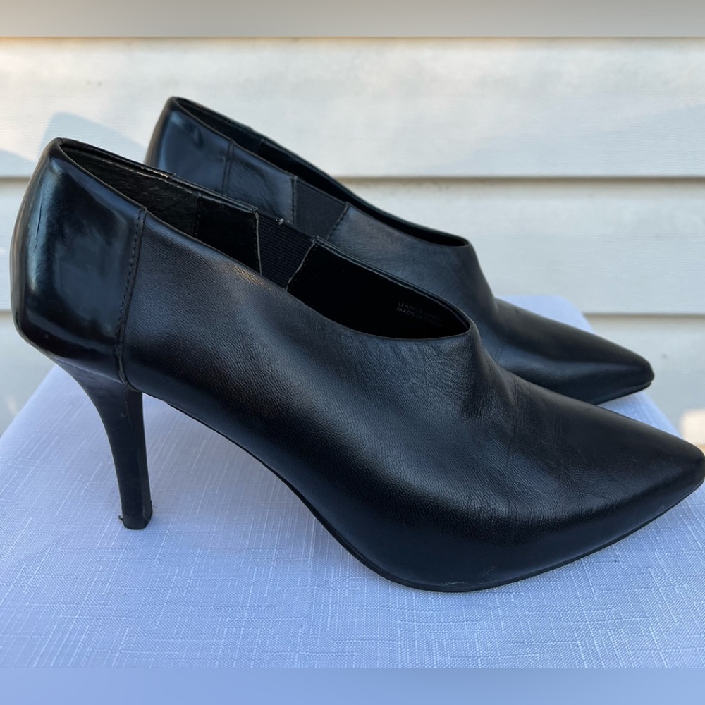 Tahari black leather high top shoes, pointy nose, elastic side insert, heel, 8.5